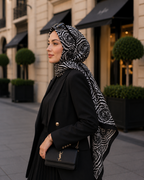 Siyah kaplan premium tonlarıyla tasarlanan bu seçkin eşarp, etkileyici desenleri ve büyüleyici figürleriyle sofistike bir görünüm sunar. Güçlü renk geçişleri ve modern detaylarla zenginleştirilen tasarımı, stiline zarafet katmak isteyen kadınlar için benzersiz bir seçim oluşturur.

Yüksek kaliteli kumaşı sayesinde son derece yumuşak, hafif ve konforlu bir kullanım sağlayan bu özel aksesuar; günlük kombinlerden davet şıklığına kadar her stile kusursuz şekilde uyum sağlar. 90 cm x 90 cm ölçülerinde