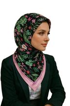 Üretimi, ipeğin doğduğu yer olarak kabul edilen Guangzhou / Çin’de, Giovanni Boulera’ya ait özel tesislerde gerçekleştirilmiştir.Marka çift taraflı kullanıma uygun olacak şekilde yüksek çözünürlüklü dijital baskı teknolojisi ile üretilmiştir.
Kenarları tamamen el işçiliğiyle kıvrılmış, geleneksel süper el dikişi tekniği ile tek tek elde dikilmiştir.16 momme %100 Mulberry Twill ipek kalitesinde üretilen bu eşarp; yumuşak dokusu, doğal parlaklığı ve akışkan yapısıyla lüks ipek deneyimini en üst seviyede sunar