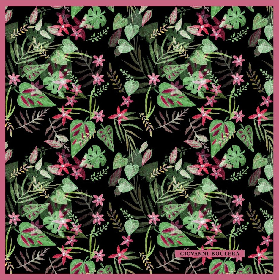 Üretimi, ipeğin doğduğu yer olarak kabul edilen Guangzhou / Çin’de, Giovanni Boulera’ya ait özel tesislerde gerçekleştirilmiştir.Marka çift taraflı kullanıma uygun olacak şekilde yüksek çözünürlüklü dijital baskı teknolojisi ile üretilmiştir.
Kenarları tamamen el işçiliğiyle kıvrılmış, geleneksel süper el dikişi tekniği ile tek tek elde dikilmiştir.16 momme %100 Mulberry Twill ipek kalitesinde üretilen bu eşarp; yumuşak dokusu, doğal parlaklığı ve akışkan yapısıyla lüks ipek deneyimini en üst seviyede sunar