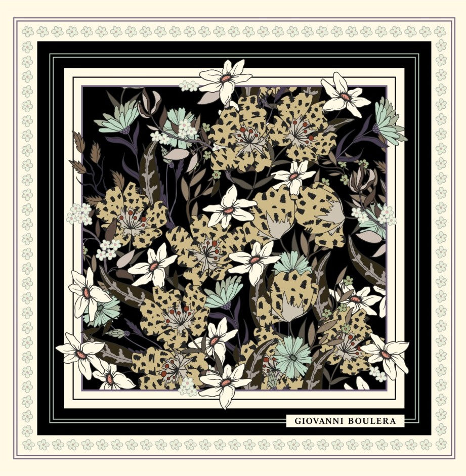 Üretimi, ipeğin doğduğu yer olarak kabul edilen Guangzhou / Çin’de, Giovanni Boulera’ya ait özel tesislerde gerçekleştirilmiştir.Marka çift taraflı kullanıma uygun olacak şekilde yüksek çözünürlüklü dijital baskı teknolojisi ile üretilmiştir.
Kenarları tamamen el işçiliğiyle kıvrılmış, geleneksel süper el dikişi tekniği ile tek tek elde dikilmiştir.16 momme %100 Mulberry Twill ipek kalitesinde üretilen bu eşarp; yumuşak dokusu, doğal parlaklığı ve akışkan yapısıyla lüks ipek deneyimini en üst seviyede sunar