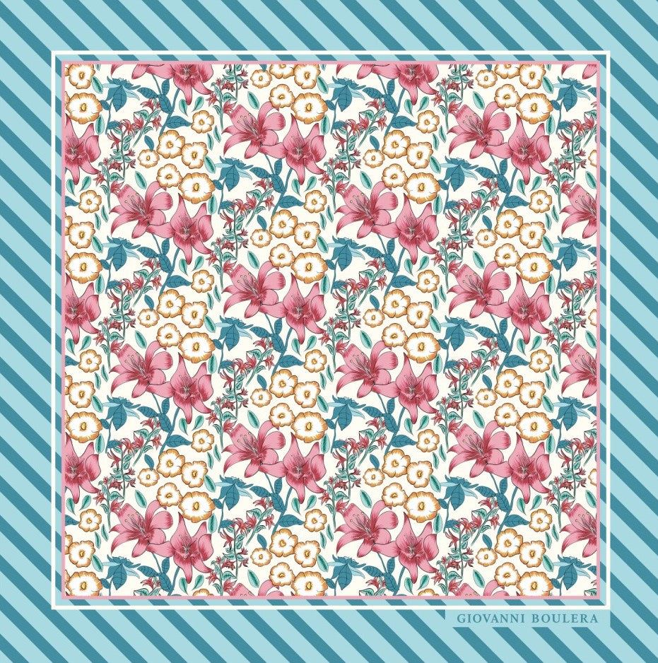 Üretimi, ipeğin doğduğu yer olarak kabul edilen Guangzhou / Çin’de, Giovanni Boulera’ya ait özel tesislerde gerçekleştirilmiştir.Marka çift taraflı kullanıma uygun olacak şekilde yüksek çözünürlüklü dijital baskı teknolojisi ile üretilmiştir.
Kenarları tamamen el işçiliğiyle kıvrılmış, geleneksel süper el dikişi tekniği ile tek tek elde dikilmiştir.16 momme %100 Mulberry Twill ipek kalitesinde üretilen bu eşarp; yumuşak dokusu, doğal parlaklığı ve akışkan yapısıyla lüks ipek deneyimini en üst seviyede sunar