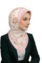 Üretimi, ipeğin doğduğu yer olarak kabul edilen Guangzhou / Çin’de, Giovanni Boulera’ya ait özel tesislerde gerçekleştirilmiştir.Marka çift taraflı kullanıma uygun olacak şekilde yüksek çözünürlüklü dijital baskı teknolojisi ile üretilmiştir.
Kenarları tamamen el işçiliğiyle kıvrılmış, geleneksel süper el dikişi tekniği ile tek tek elde dikilmiştir.16 momme %100 Mulberry Twill ipek kalitesinde üretilen bu eşarp; yumuşak dokusu, doğal parlaklığı ve akışkan yapısıyla lüks ipek deneyimini en üst seviyede sunar