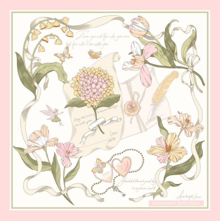 Üretimi, ipeğin doğduğu yer olarak kabul edilen Guangzhou / Çin’de, Giovanni Boulera’ya ait özel tesislerde gerçekleştirilmiştir.Marka çift taraflı kullanıma uygun olacak şekilde yüksek çözünürlüklü dijital baskı teknolojisi ile üretilmiştir.
Kenarları tamamen el işçiliğiyle kıvrılmış, geleneksel süper el dikişi tekniği ile tek tek elde dikilmiştir.16 momme %100 Mulberry Twill ipek kalitesinde üretilen bu eşarp; yumuşak dokusu, doğal parlaklığı ve akışkan yapısıyla lüks ipek deneyimini en üst seviyede sunar