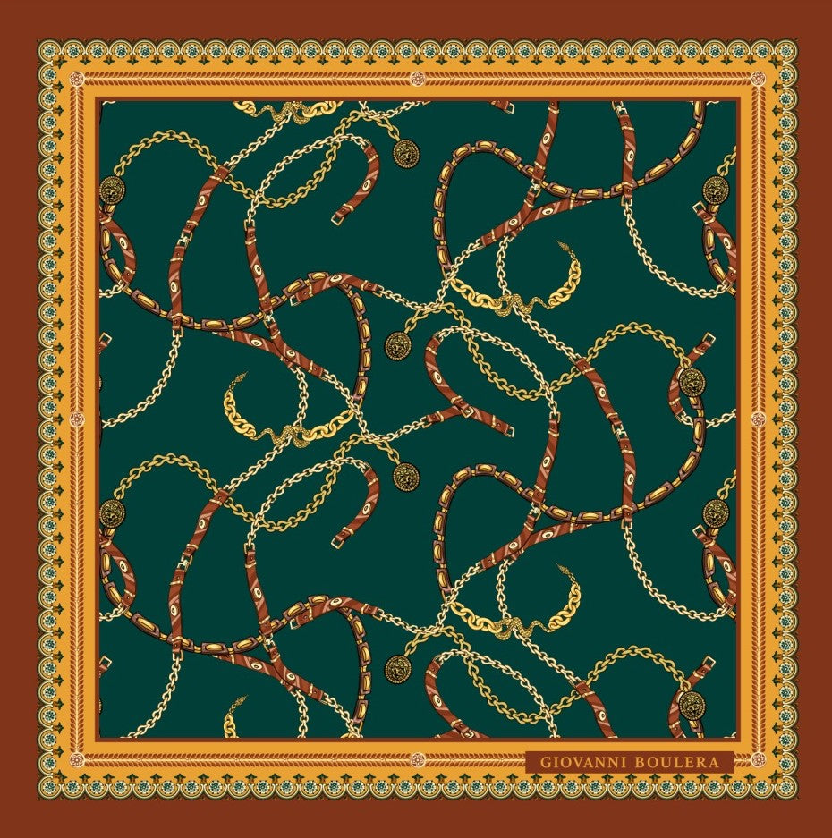 Üretimi, ipeğin doğduğu yer olarak kabul edilen Guangzhou / Çin’de, Giovanni Boulera’ya ait özel tesislerde gerçekleştirilmiştir.Marka çift taraflı kullanıma uygun olacak şekilde yüksek çözünürlüklü dijital baskı teknolojisi ile üretilmiştir.
Kenarları tamamen el işçiliğiyle kıvrılmış, geleneksel süper el dikişi tekniği ile tek tek elde dikilmiştir.16 momme %100 Mulberry Twill ipek kalitesinde üretilen bu eşarp; yumuşak dokusu, doğal parlaklığı ve akışkan yapısıyla lüks ipek deneyimini en üst seviyede sunar