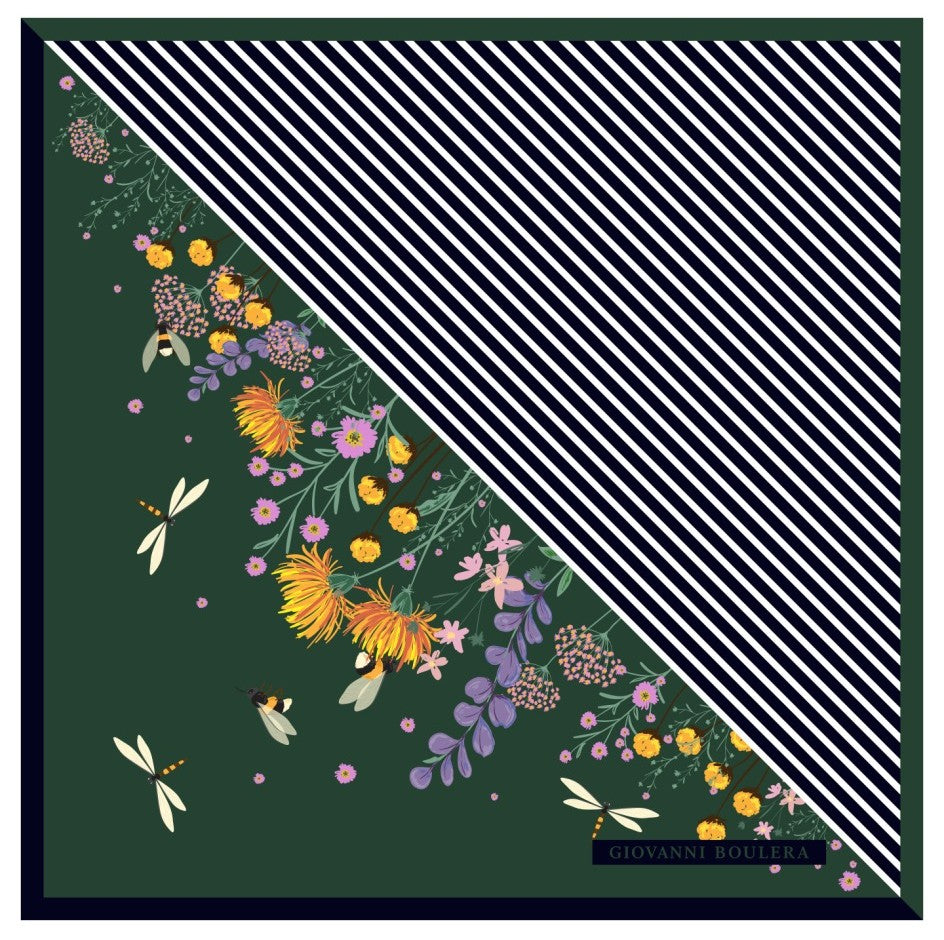 Üretimi, ipeğin doğduğu yer olarak kabul edilen Guangzhou / Çin’de, Giovanni Boulera’ya ait özel tesislerde gerçekleştirilmiştir.Marka çift taraflı kullanıma uygun olacak şekilde yüksek çözünürlüklü dijital baskı teknolojisi ile üretilmiştir.
Kenarları tamamen el işçiliğiyle kıvrılmış, geleneksel süper el dikişi tekniği ile tek tek elde dikilmiştir.16 momme %100 Mulberry Twill ipek kalitesinde üretilen bu eşarp; yumuşak dokusu, doğal parlaklığı ve akışkan yapısıyla lüks ipek deneyimini en üst seviyede sunar