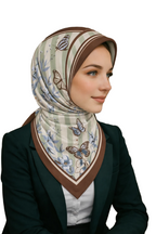 Üretimi, ipeğin doğduğu yer olarak kabul edilen Guangzhou / Çin’de, Giovanni Boulera’ya ait özel tesislerde gerçekleştirilmiştir.Marka çift taraflı kullanıma uygun olacak şekilde yüksek çözünürlüklü dijital baskı teknolojisi ile üretilmiştir.
Kenarları tamamen el işçiliğiyle kıvrılmış, geleneksel süper el dikişi tekniği ile tek tek elde dikilmiştir.16 momme %100 Mulberry Twill ipek kalitesinde üretilen bu eşarp; yumuşak dokusu, doğal parlaklığı ve akışkan yapısıyla lüks ipek deneyimini en üst seviyede sunar