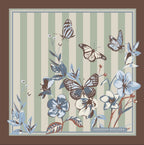 Üretimi, ipeğin doğduğu yer olarak kabul edilen Guangzhou / Çin’de, Giovanni Boulera’ya ait özel tesislerde gerçekleştirilmiştir.Marka çift taraflı kullanıma uygun olacak şekilde yüksek çözünürlüklü dijital baskı teknolojisi ile üretilmiştir.
Kenarları tamamen el işçiliğiyle kıvrılmış, geleneksel süper el dikişi tekniği ile tek tek elde dikilmiştir.16 momme %100 Mulberry Twill ipek kalitesinde üretilen bu eşarp; yumuşak dokusu, doğal parlaklığı ve akışkan yapısıyla lüks ipek deneyimini en üst seviyede sunar