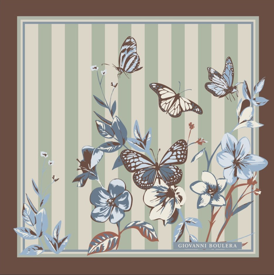 Üretimi, ipeğin doğduğu yer olarak kabul edilen Guangzhou / Çin’de, Giovanni Boulera’ya ait özel tesislerde gerçekleştirilmiştir.Marka çift taraflı kullanıma uygun olacak şekilde yüksek çözünürlüklü dijital baskı teknolojisi ile üretilmiştir.
Kenarları tamamen el işçiliğiyle kıvrılmış, geleneksel süper el dikişi tekniği ile tek tek elde dikilmiştir.16 momme %100 Mulberry Twill ipek kalitesinde üretilen bu eşarp; yumuşak dokusu, doğal parlaklığı ve akışkan yapısıyla lüks ipek deneyimini en üst seviyede sunar