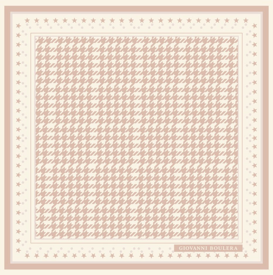 Üretimi, ipeğin doğduğu yer olarak kabul edilen Guangzhou / Çin’de, Giovanni Boulera’ya ait özel tesislerde gerçekleştirilmiştir.Marka çift taraflı kullanıma uygun olacak şekilde yüksek çözünürlüklü dijital baskı teknolojisi ile üretilmiştir.
Kenarları tamamen el işçiliğiyle kıvrılmış, geleneksel süper el dikişi tekniği ile tek tek elde dikilmiştir.16 momme %100 Mulberry Twill ipek kalitesinde üretilen bu eşarp; yumuşak dokusu, doğal parlaklığı ve akışkan yapısıyla lüks ipek deneyimini en üst seviyede sunar