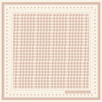 Üretimi, ipeğin doğduğu yer olarak kabul edilen Guangzhou / Çin’de, Giovanni Boulera’ya ait özel tesislerde gerçekleştirilmiştir.Marka çift taraflı kullanıma uygun olacak şekilde yüksek çözünürlüklü dijital baskı teknolojisi ile üretilmiştir.
Kenarları tamamen el işçiliğiyle kıvrılmış, geleneksel süper el dikişi tekniği ile tek tek elde dikilmiştir.16 momme %100 Mulberry Twill ipek kalitesinde üretilen bu eşarp; yumuşak dokusu, doğal parlaklığı ve akışkan yapısıyla lüks ipek deneyimini en üst seviyede sunar