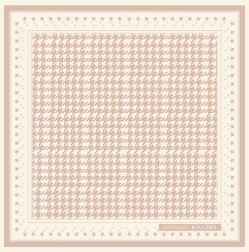 Üretimi, ipeğin doğduğu yer olarak kabul edilen Guangzhou / Çin’de, Giovanni Boulera’ya ait özel tesislerde gerçekleştirilmiştir.Marka çift taraflı kullanıma uygun olacak şekilde yüksek çözünürlüklü dijital baskı teknolojisi ile üretilmiştir.
Kenarları tamamen el işçiliğiyle kıvrılmış, geleneksel süper el dikişi tekniği ile tek tek elde dikilmiştir.16 momme %100 Mulberry Twill ipek kalitesinde üretilen bu eşarp; yumuşak dokusu, doğal parlaklığı ve akışkan yapısıyla lüks ipek deneyimini en üst seviyede sunar