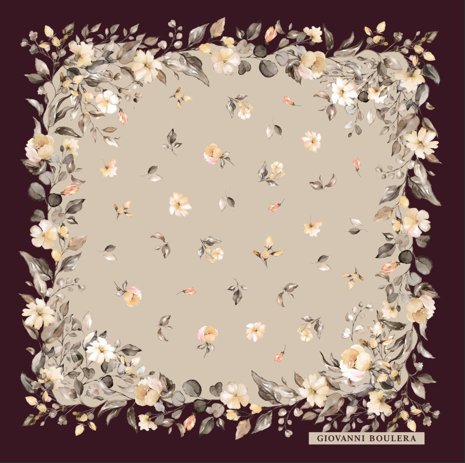 Üretimi, ipeğin doğduğu yer olarak kabul edilen Guangzhou / Çin’de, Giovanni Boulera’ya ait özel tesislerde gerçekleştirilmiştir.Marka çift taraflı kullanıma uygun olacak şekilde yüksek çözünürlüklü dijital baskı teknolojisi ile üretilmiştir.
Kenarları tamamen el işçiliğiyle kıvrılmış, geleneksel süper el dikişi tekniği ile tek tek elde dikilmiştir.16 momme %100 Mulberry Twill ipek kalitesinde üretilen bu eşarp; yumuşak dokusu, doğal parlaklığı ve akışkan yapısıyla lüks ipek deneyimini en üst seviyede sunar